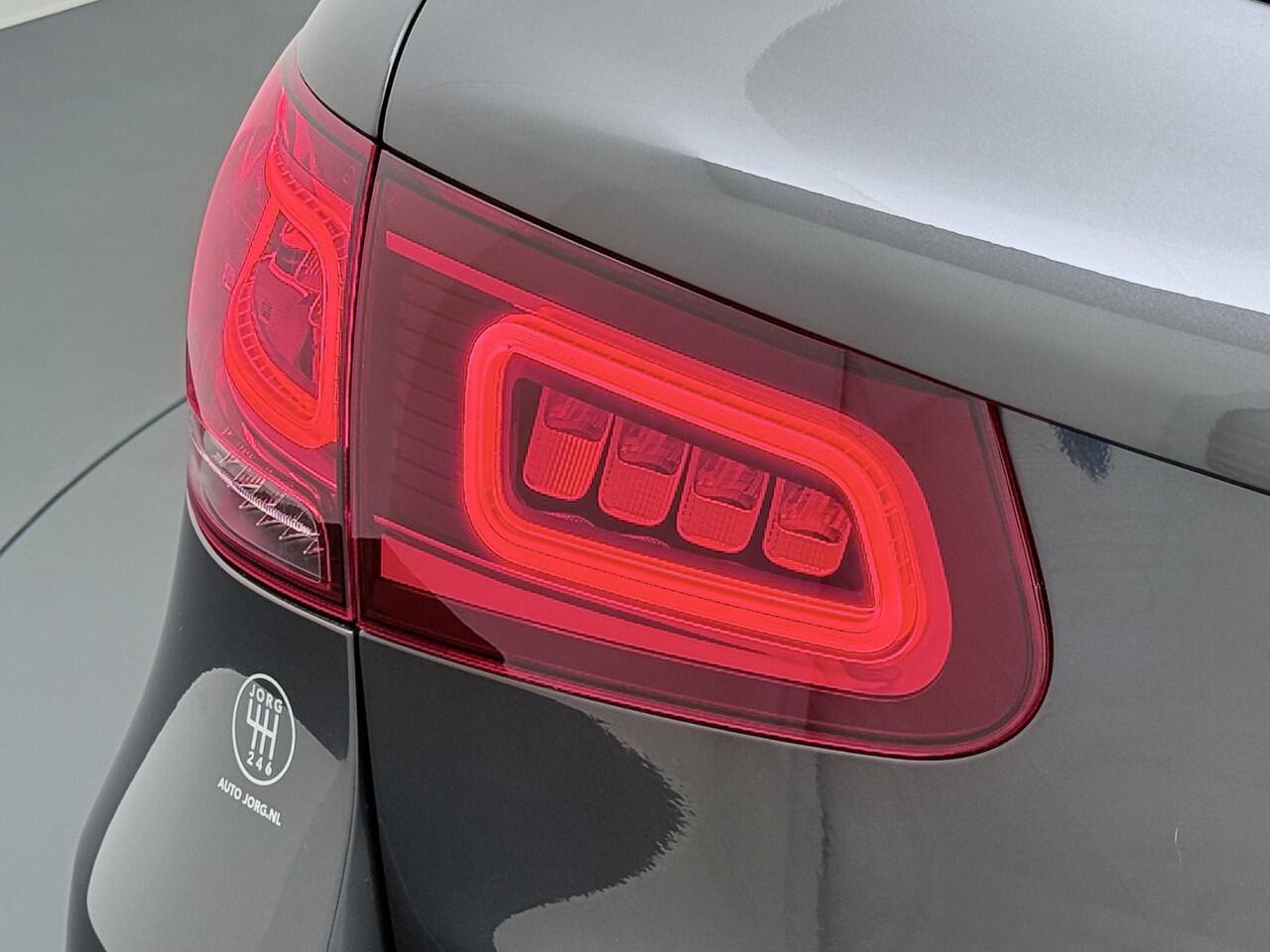 Mercedes-Benz GLC-KLASSE 200 AMG Styling Trekhaak Multibeam Led MBUX Carplay ACC 360 Camera Sfeerverlichting