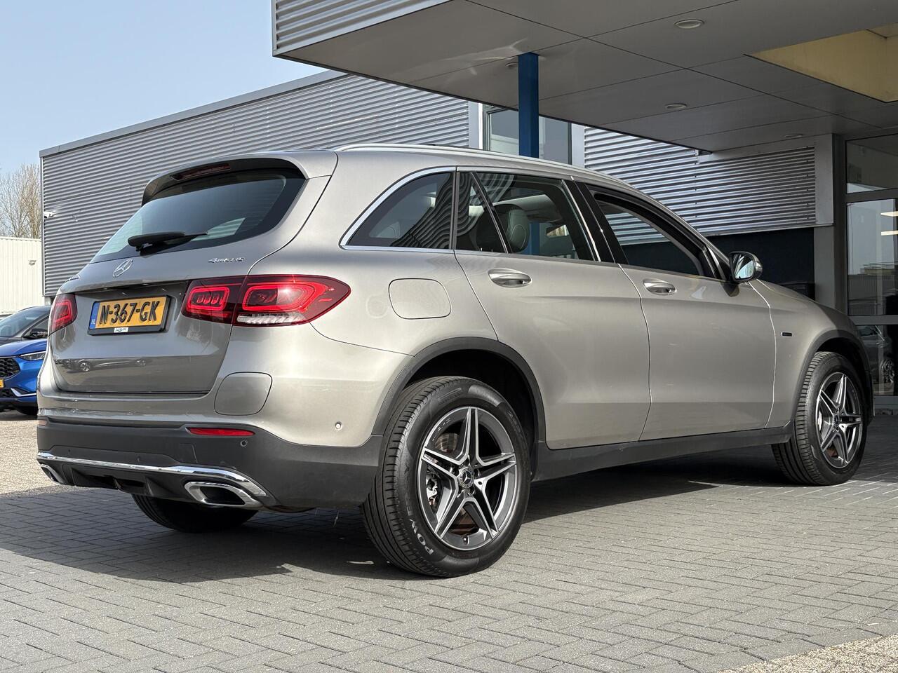 Mercedes-Benz GLC-KLASSE 300e 4MATIC Premium Plus | Panoramadak | Trekhaak | Achteruitrijcamera | Stoelverwarming | Half leder |