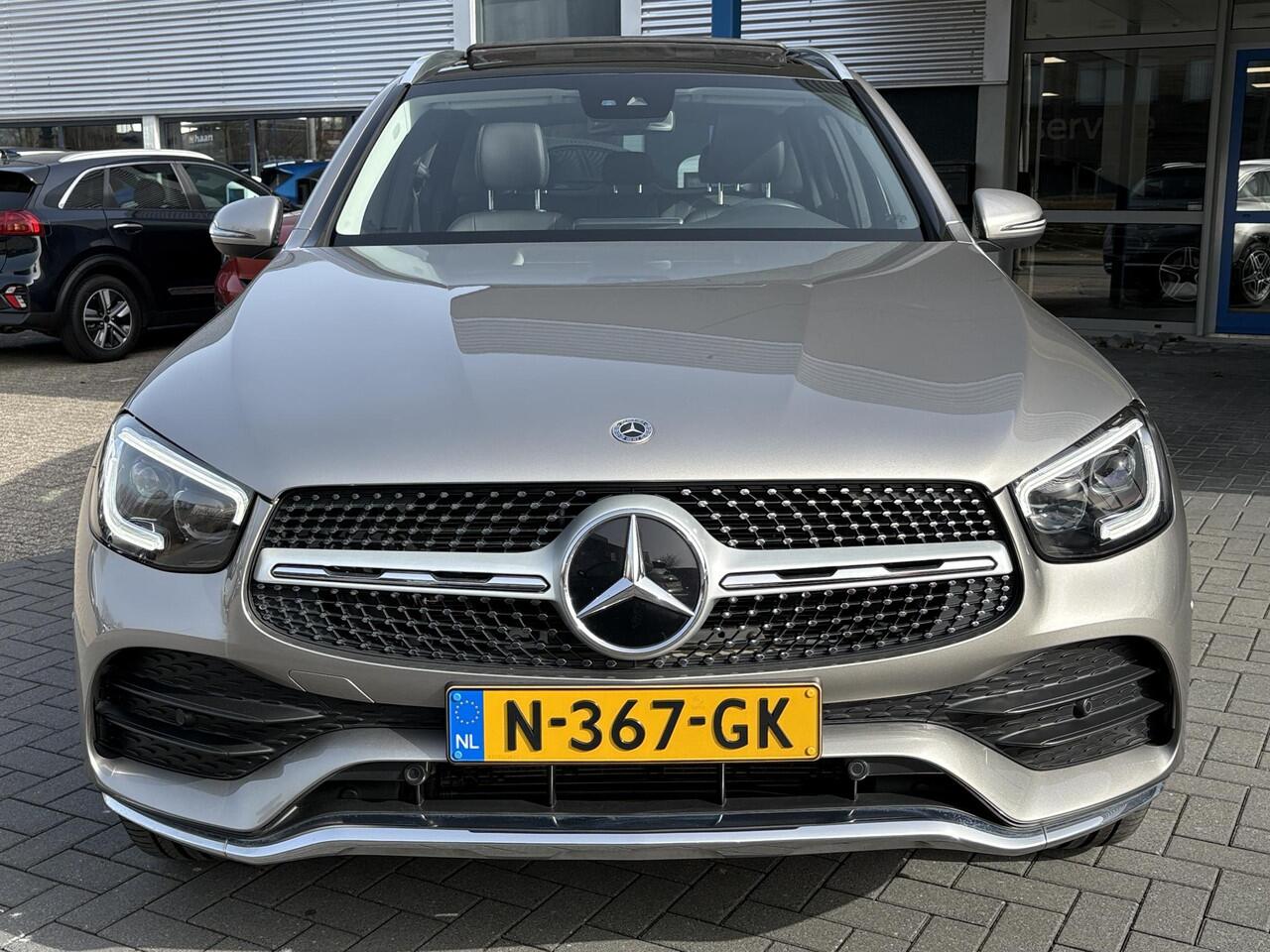 Mercedes-Benz GLC-KLASSE 300e 4MATIC Premium Plus | Panoramadak | Trekhaak | Achteruitrijcamera | Stoelverwarming | Half leder |