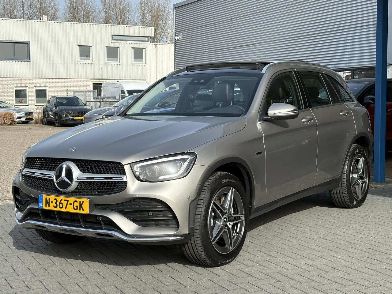 Mercedes-Benz GLC-KLASSE 300e 4MATIC Premium Plus | Panoramadak | Trekhaak | Achteruitrijcamera | Stoelverwarming | Half leder |