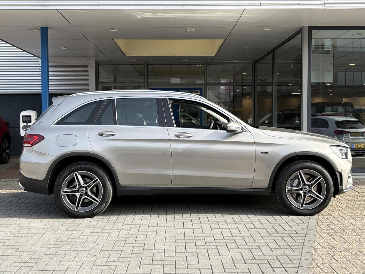 Mercedes-Benz GLC-KLASSE 300e 4MATIC Premium Plus | Panoramadak | Trekhaak | Achteruitrijcamera | Stoelverwarming | Half leder |