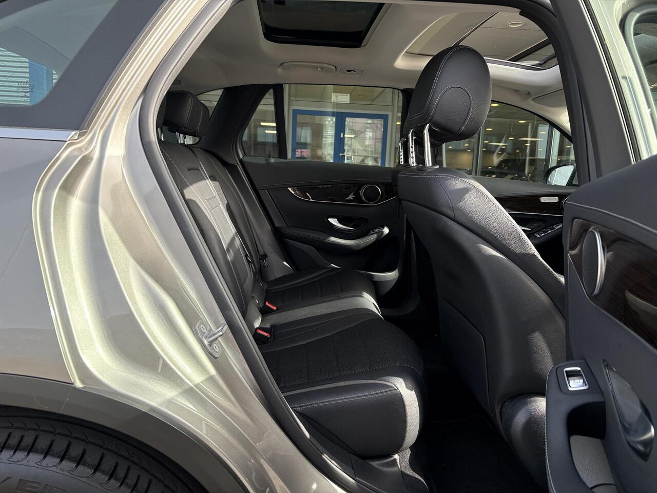 Mercedes-Benz GLC-KLASSE 300e 4MATIC Premium Plus | Panoramadak | Trekhaak | Achteruitrijcamera | Stoelverwarming | Half leder |