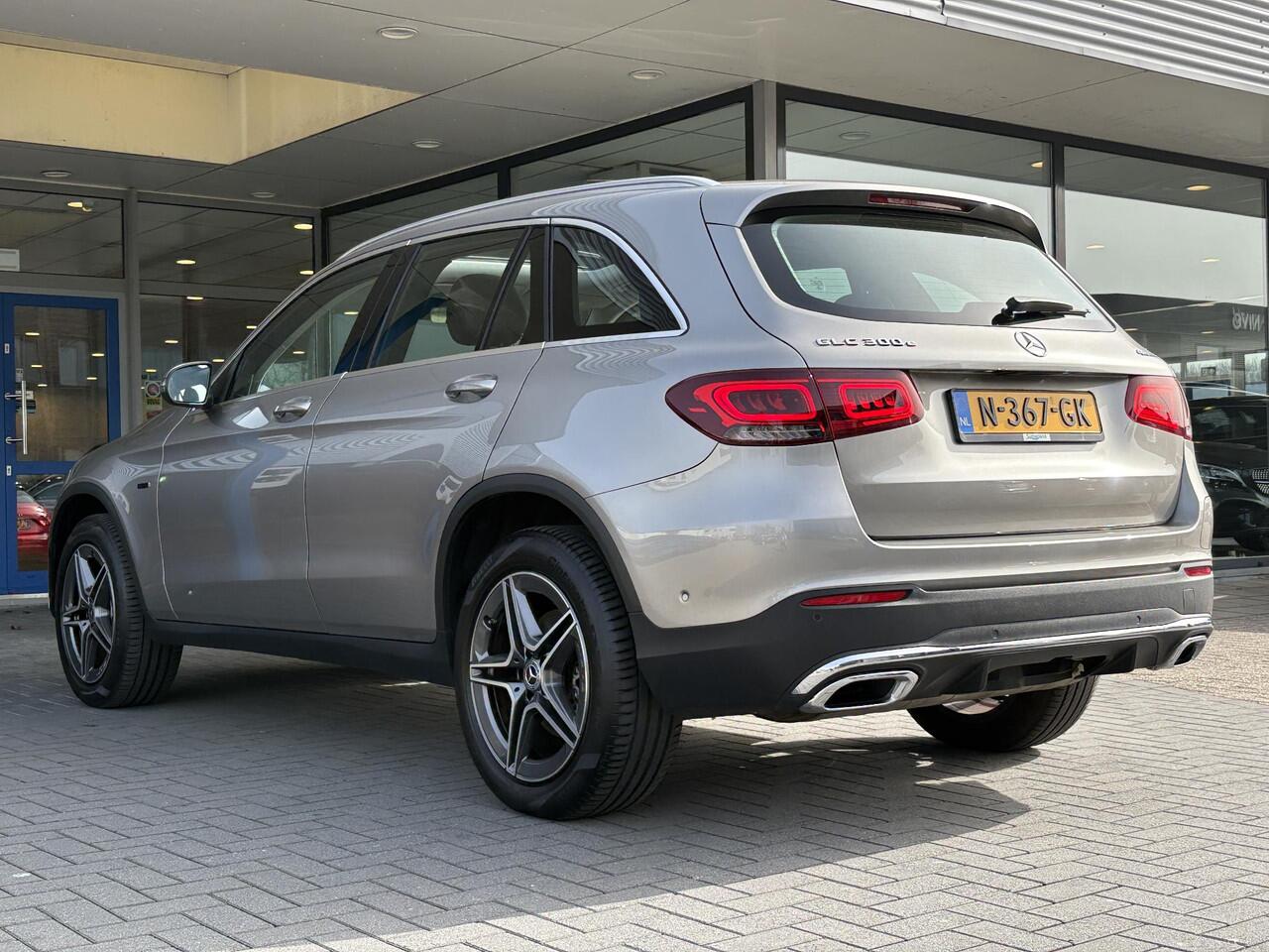 Mercedes-Benz GLC-KLASSE 300e 4MATIC Premium Plus | Panoramadak | Trekhaak | Achteruitrijcamera | Stoelverwarming | Half leder |