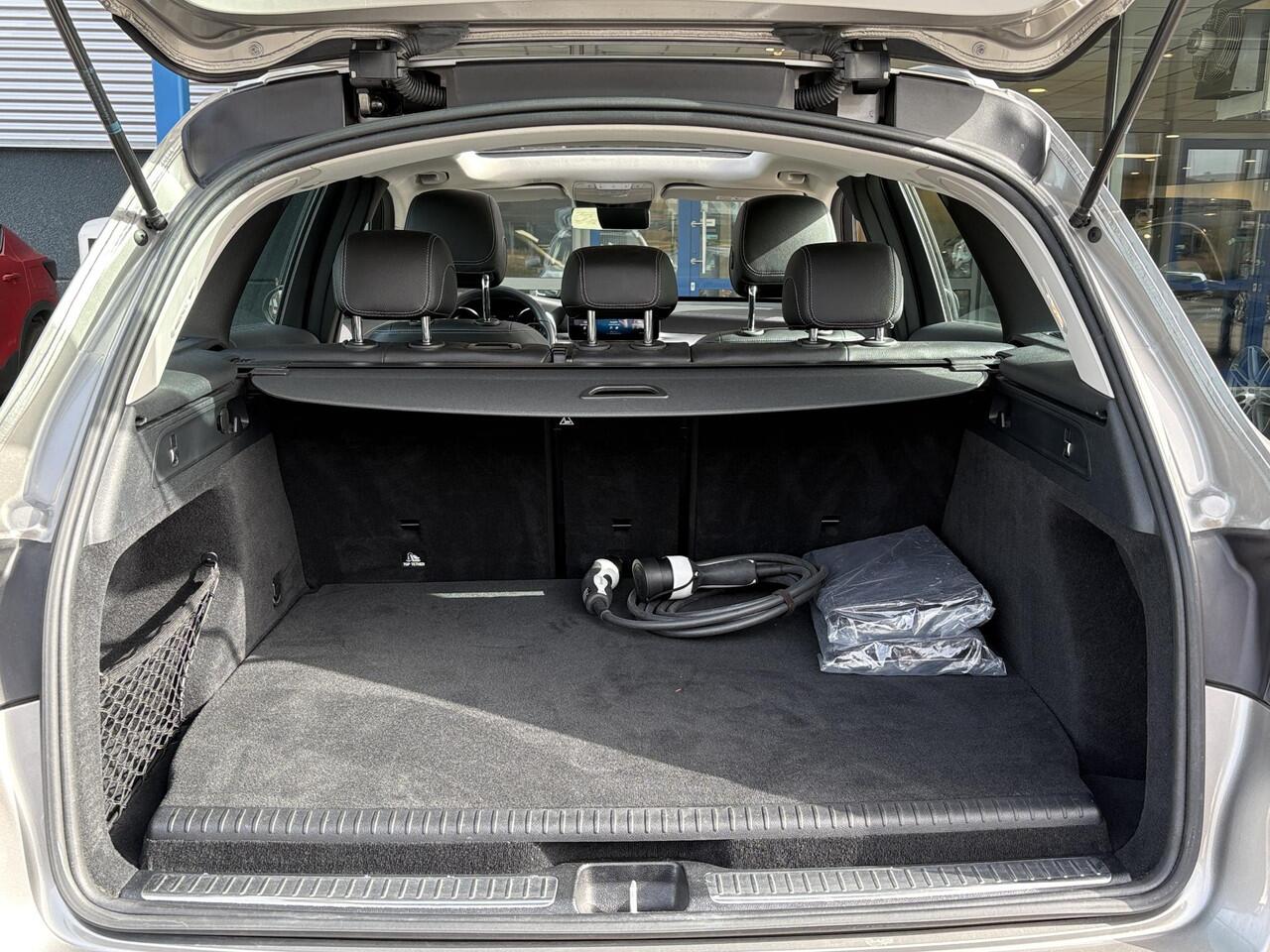 Mercedes-Benz GLC-KLASSE 300e 4MATIC Premium Plus | Panoramadak | Trekhaak | Achteruitrijcamera | Stoelverwarming | Half leder |