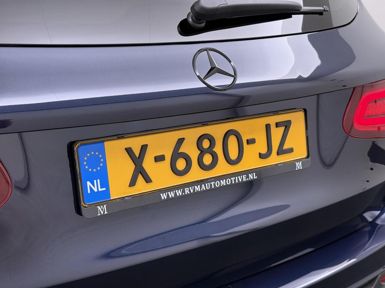 Mercedes-Benz GLC-KLASSE 300e 4MATIC Premium Plus VAN: ¤42.900,- VOOR: ¤39.877,- UW EINDEJAARSVOORDEEL: ¤3.023,- | PHEV PLUG-IN HYBRIDE | MEGA VETTE AUTO | PANORAMA DAK | 20INCH | CAMERA | ELEKTRISCHE KLEP | KEYLESS ENTRY + START | DODEHOEK | RIJKLAAR + 12 MND BOVAG GARANTIE!