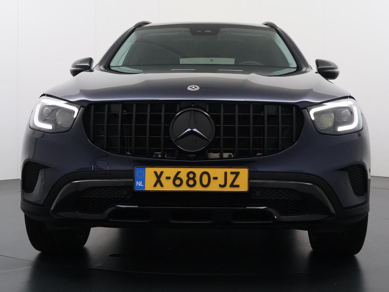 Mercedes-Benz GLC-KLASSE 300e 4MATIC Premium Plus VAN: ¤42.900,- VOOR: ¤39.877,- UW EINDEJAARSVOORDEEL: ¤3.023,- | PHEV PLUG-IN HYBRIDE | MEGA VETTE AUTO | PANORAMA DAK | 20INCH | CAMERA | ELEKTRISCHE KLEP | KEYLESS ENTRY + START | DODEHOEK | RIJKLAAR + 12 MND BOVAG GARANTIE!