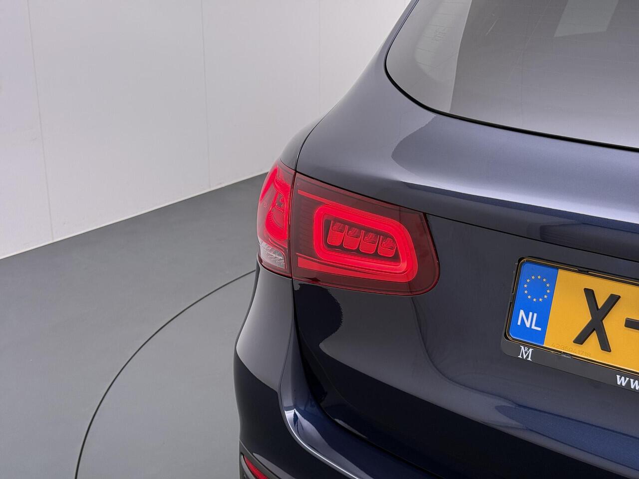 Mercedes-Benz GLC-KLASSE 300e 4MATIC Premium Plus VAN: ¤42.900,- VOOR: ¤39.877,- UW EINDEJAARSVOORDEEL: ¤3.023,- | PHEV PLUG-IN HYBRIDE | MEGA VETTE AUTO | PANORAMA DAK | 20INCH | CAMERA | ELEKTRISCHE KLEP | KEYLESS ENTRY + START | DODEHOEK | RIJKLAAR + 12 MND BOVAG GARANTIE!