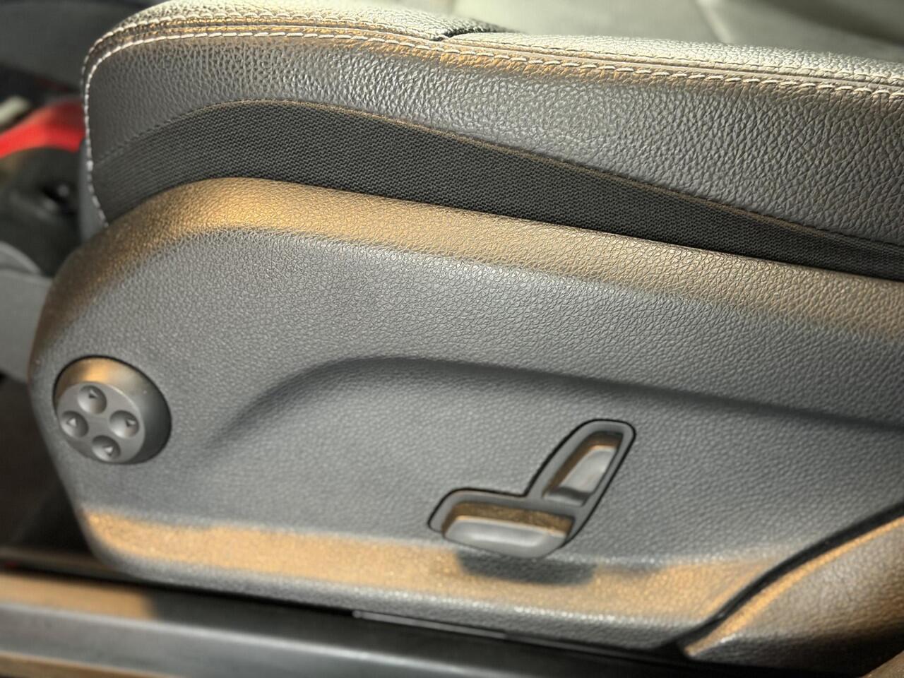 Mercedes-Benz GLC-KLASSE 300e 4MATIC Premium AMG PANO / BURMESTER / CAM /