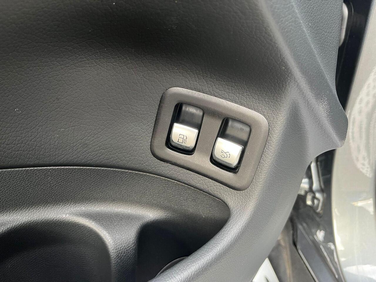 Mercedes-Benz GLC-KLASSE 300e 4MATIC 320pk PHEV | Trekhaak | 19 inch | Stoelverwarming | Adaptive cruise control | Achteruitrijcamera | Elektrisch verstelbare stoelen | Elektrsich verstelbare stoelen | 2 bandensets