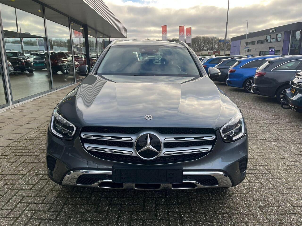 Mercedes-Benz GLC-KLASSE 300e 4MATIC 320pk PHEV | Trekhaak | 19 inch | Stoelverwarming | Adaptive cruise control | Achteruitrijcamera | Elektrisch verstelbare stoelen | Elektrsich verstelbare stoelen | 2 bandensets