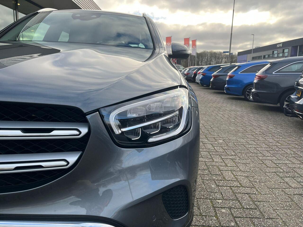 Mercedes-Benz GLC-KLASSE 300e 4MATIC 320pk PHEV | Trekhaak | 19 inch | Stoelverwarming | Adaptive cruise control | Achteruitrijcamera | Elektrisch verstelbare stoelen | Elektrsich verstelbare stoelen | 2 bandensets