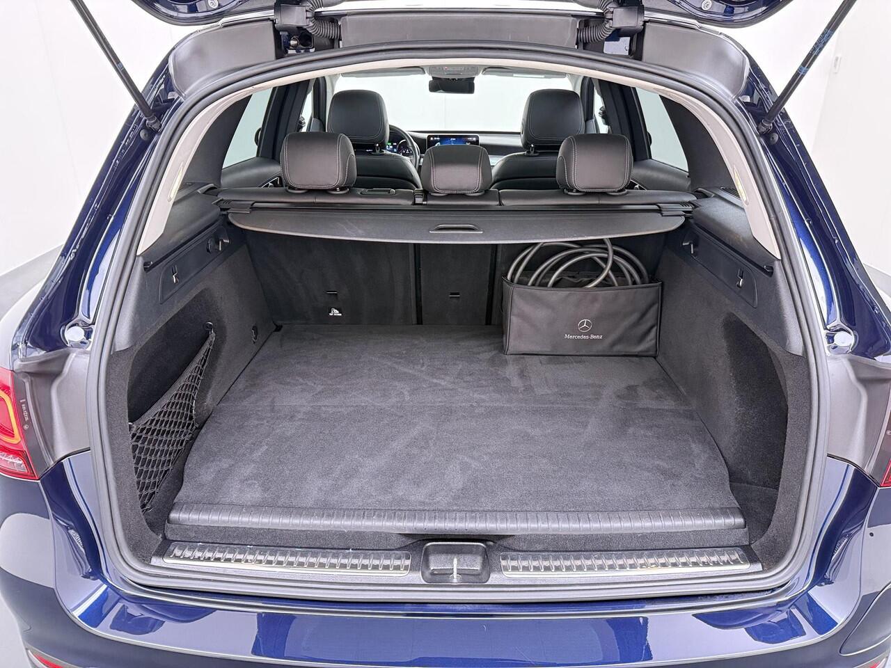 Mercedes-Benz GLC-KLASSE 300e 4MATIC Premium Plus VAN ¤ 43.900,- VOOR ¤ 39.877,- Uw LENTEVOORDEEL: ¤ 4.023,-! | PHEV PLUG-IN HYBRIDE | MEGA VETTE AUTO | PANORAMA DAK | 20INCH | CAMERA | ELEKTRISCHE KLEP | KEYLESS ENTRY + START | DODEHOEK | RIJKLAAR + 12 MND BOVAG GARANTIE!