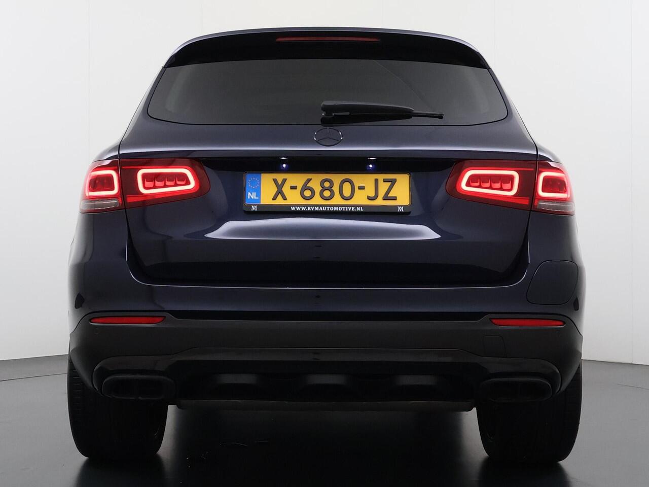 Mercedes-Benz GLC-KLASSE 300e 4MATIC Premium Plus VAN ¤ 43.900,- VOOR ¤ 39.877,- Uw LENTEVOORDEEL: ¤ 4.023,-! | PHEV PLUG-IN HYBRIDE | MEGA VETTE AUTO | PANORAMA DAK | 20INCH | CAMERA | ELEKTRISCHE KLEP | KEYLESS ENTRY + START | DODEHOEK | RIJKLAAR + 12 MND BOVAG GARANTIE!