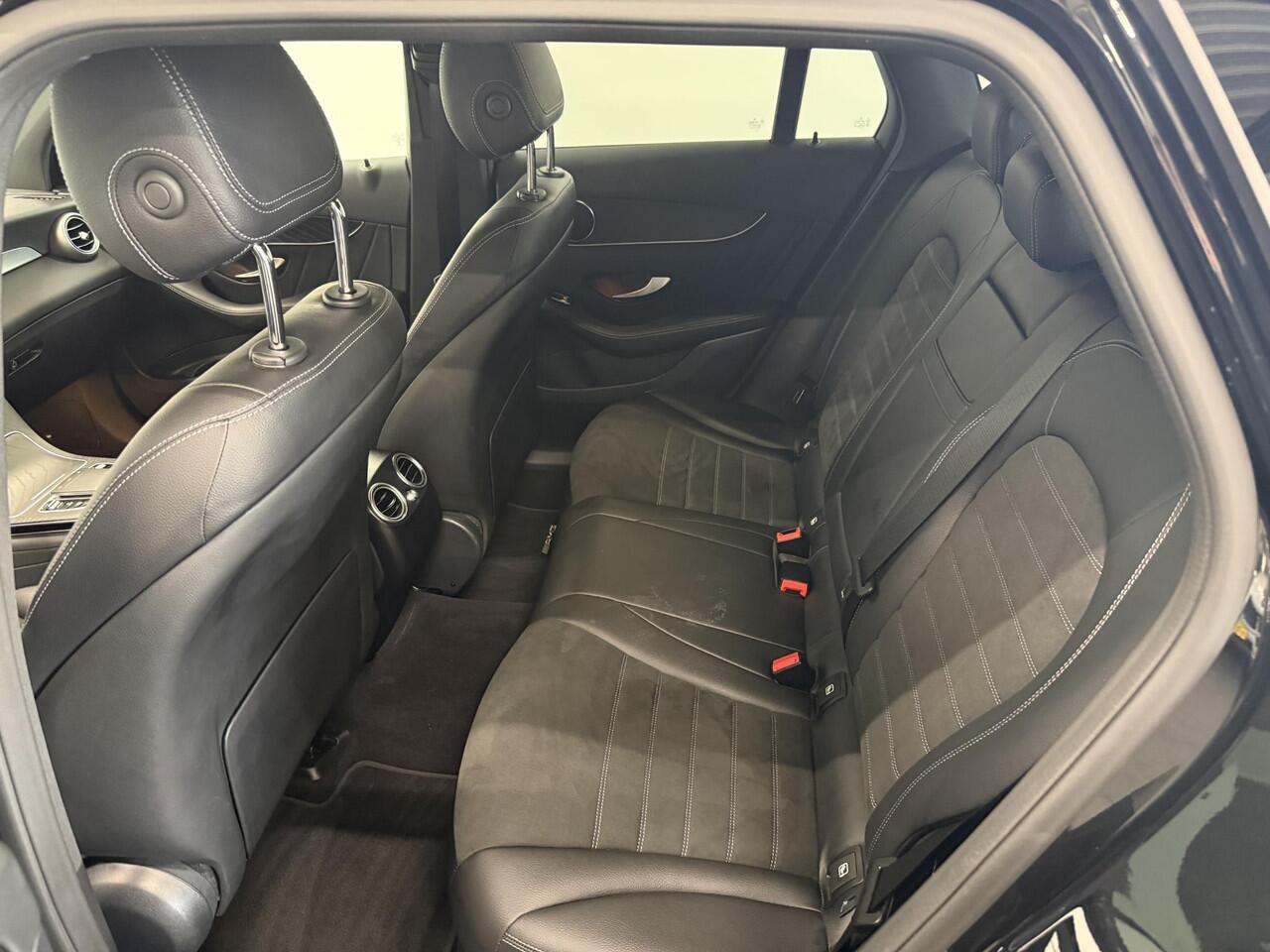 Mercedes-Benz GLC-KLASSE 300e 4MATIC Automaat PHEV AMG Line | Navigatie | Cruise Control | Parkeersensoren | Stoelverwarming | Panorama dak | Matrix LED-koplampen | Virtual Cockpit | Surround-systeem Burmester | Inductielader