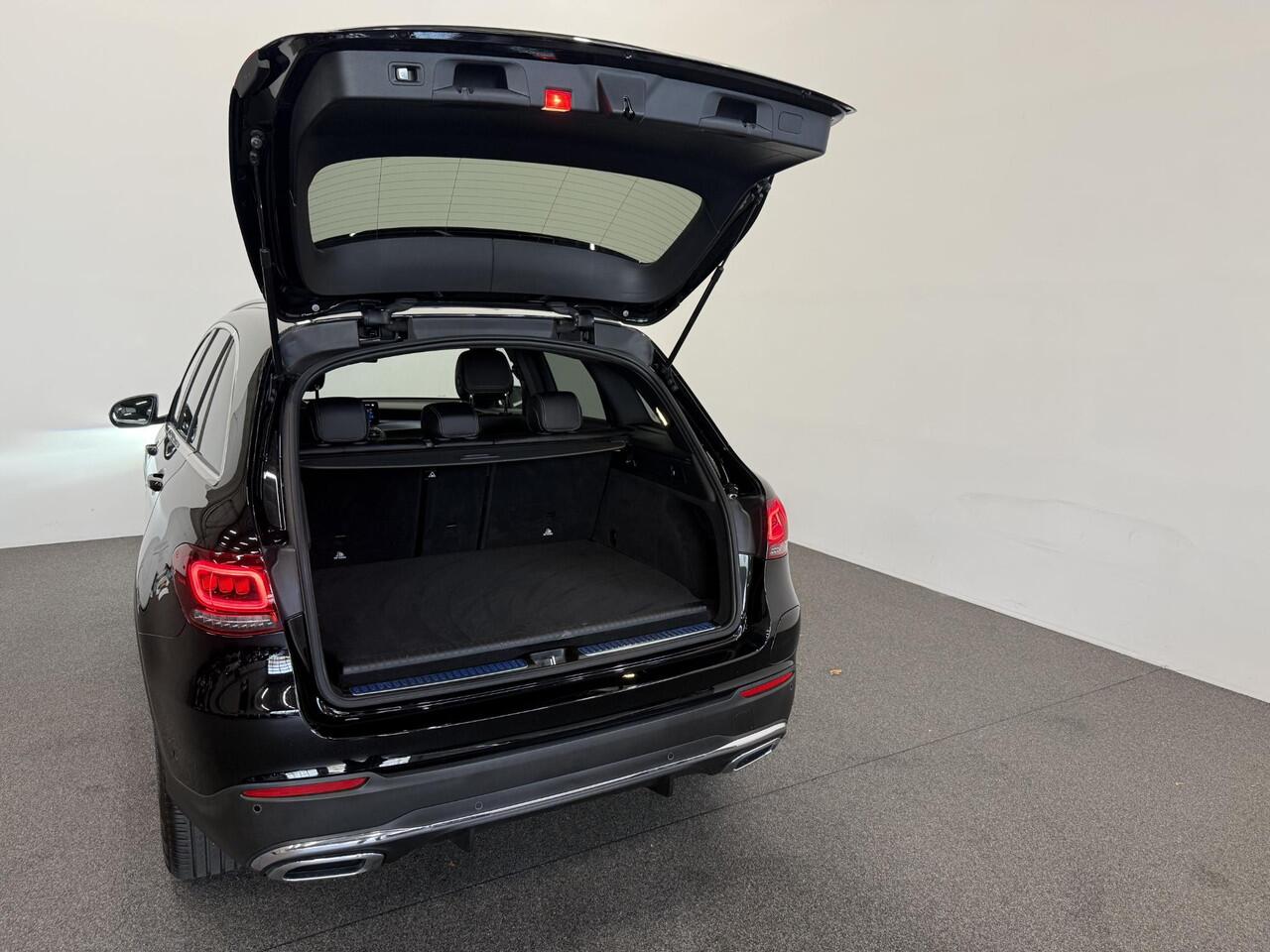 Mercedes-Benz GLC-KLASSE 300e 4MATIC Automaat PHEV AMG Line | Navigatie | Cruise Control | Parkeersensoren | Stoelverwarming | Panorama dak | Matrix LED-koplampen | Virtual Cockpit | Surround-systeem Burmester | Inductielader