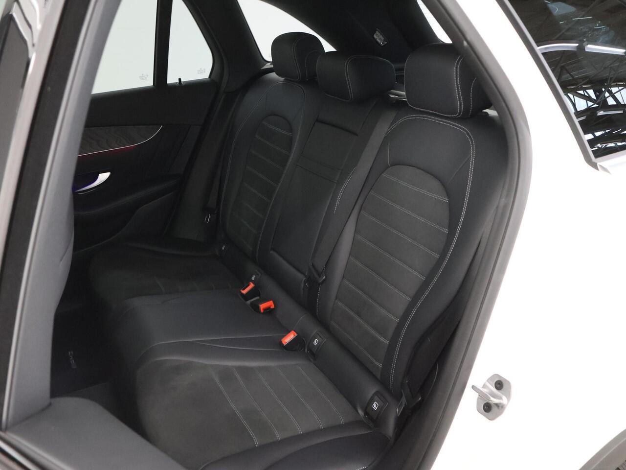 Mercedes-Benz GLC-KLASSE 300e 4MATIC | AMG Line | Panoramadak | Stoelverwarming | Sfeerverlichting | Apple carplay/Android auto | 360° Camera |