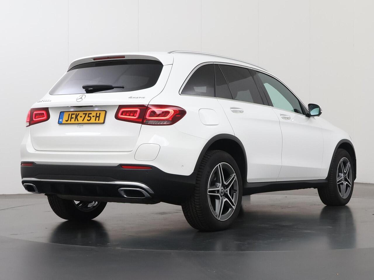 Mercedes-Benz GLC-KLASSE 300e 4MATIC | AMG Line | Panoramadak | Stoelverwarming | Sfeerverlichting | Apple carplay/Android auto | 360° Camera |