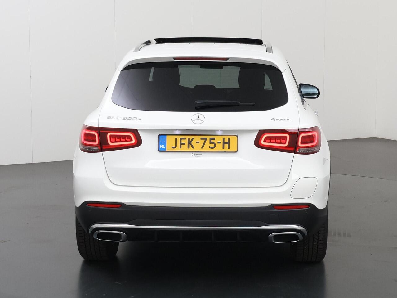 Mercedes-Benz GLC-KLASSE 300e 4MATIC | AMG Line | Panoramadak | Stoelverwarming | Sfeerverlichting | Apple carplay/Android auto | 360° Camera |