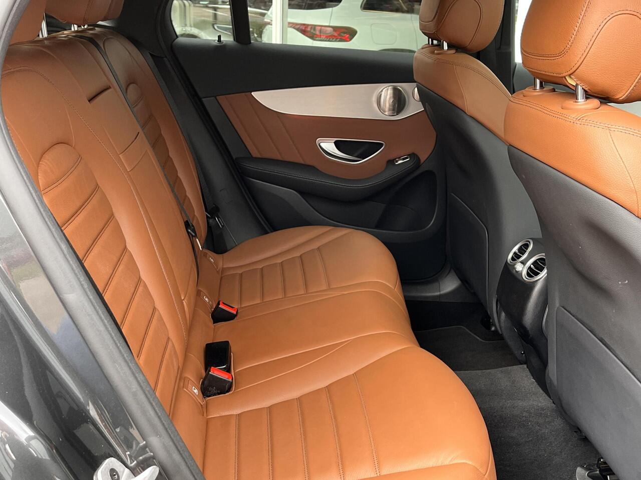 Mercedes-Benz GLC-KLASSE Coupé 300 e 4MATIC | Bruin leer | Schuifdak | AMG Burmester| Rijassistentie pakket| Trekhaak| Keyless Entry| 360 camera | Carplay| Multibeam LED| Sfeerverlichting| Stoelverwarming
