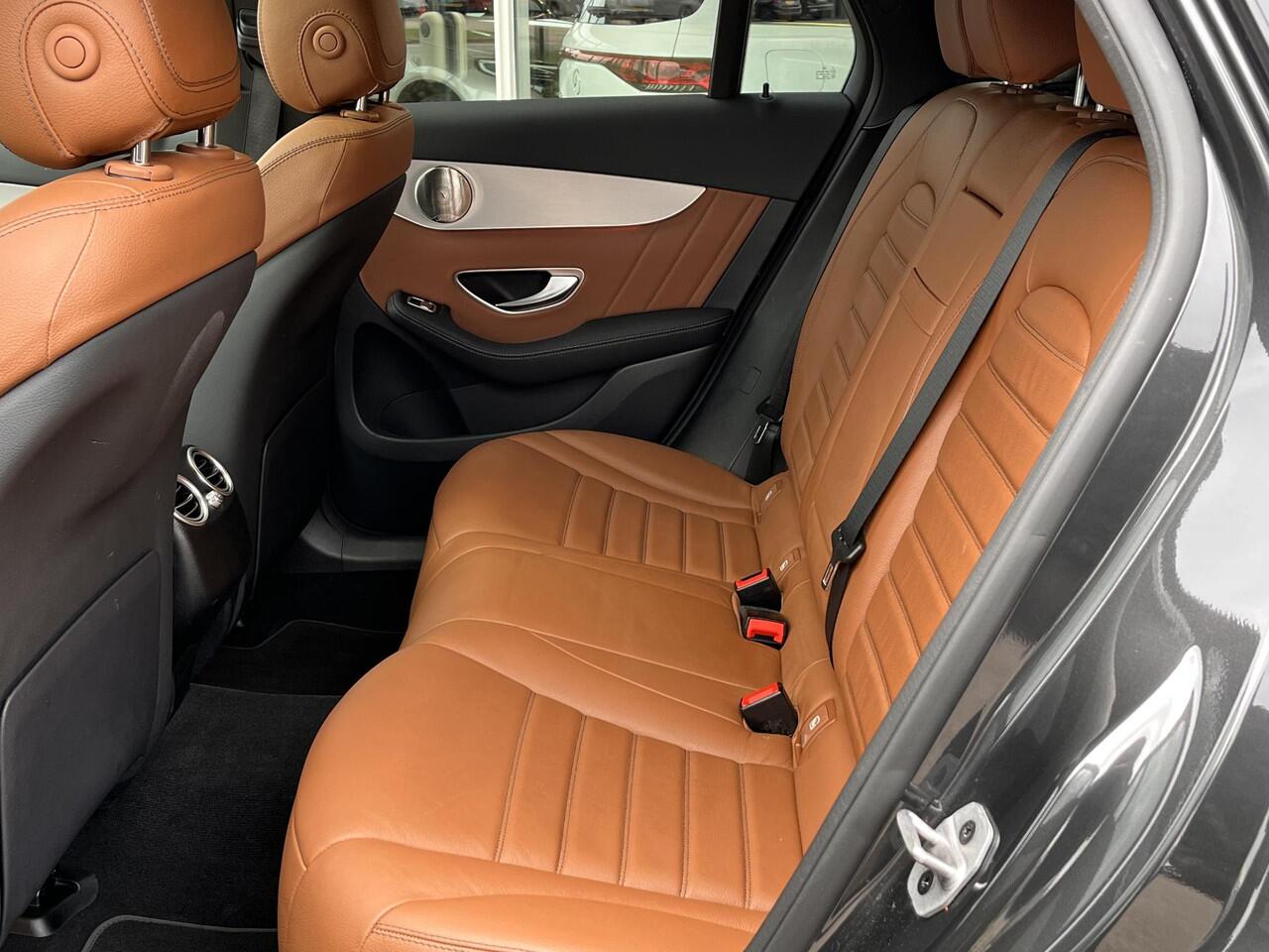 Mercedes-Benz GLC-KLASSE Coupé 300 e 4MATIC | Bruin leer | Schuifdak | AMG Burmester| Rijassistentie pakket| Trekhaak| Keyless Entry| 360 camera | Carplay| Multibeam LED| Sfeerverlichting| Stoelverwarming