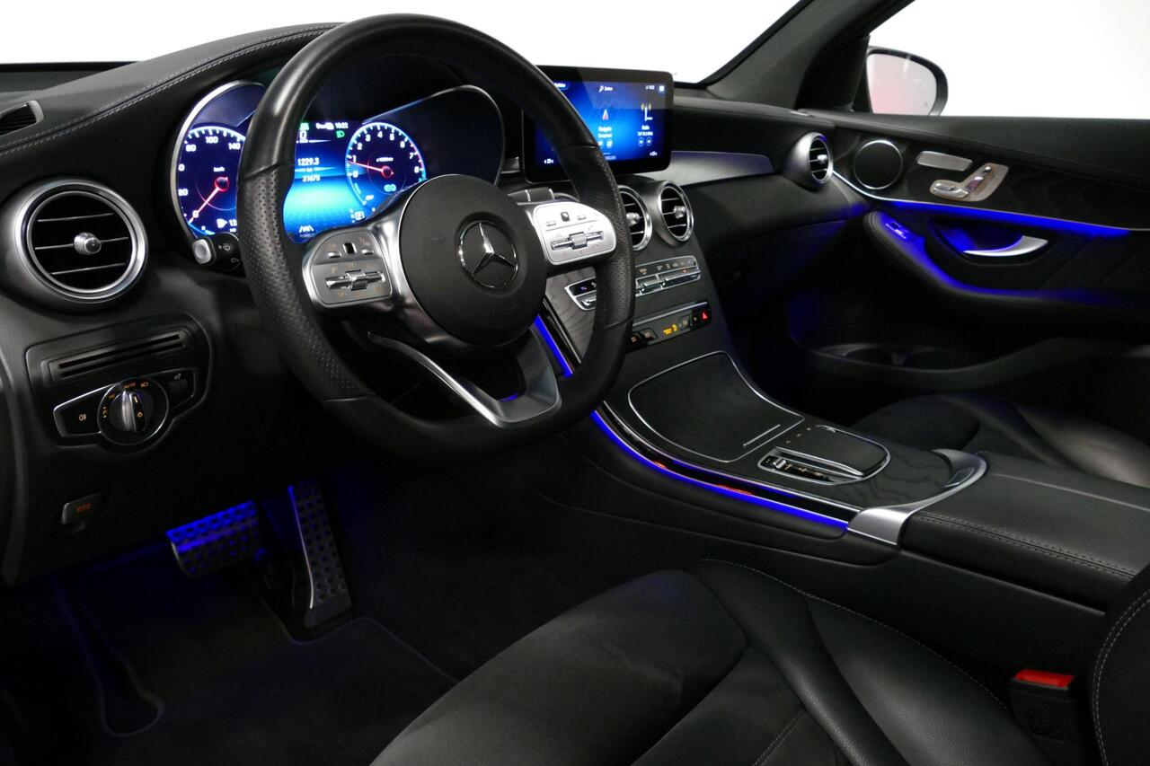 Mercedes-Benz GLC-KLASSE 300e 4MATIC AMG Line / Panamericana Grille / Panoramadak / Elektr. verstelbare voorstoelen + memory / Apple Carplay - Android Auto / Sfeerverlichting / Rondomzichtcamera / MANUFAKTUR kleur / Elektr. wegklapbare trekhaak / 21'' LMV / Keyless / LED High Per