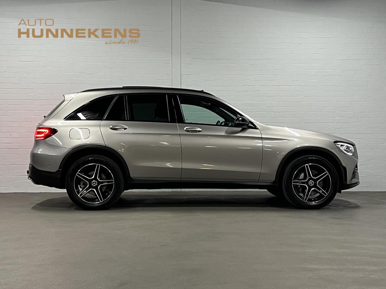 Mercedes-Benz GLC-KLASSE 300e 4MATIC AMG | Trekhaak | Open dak | Camera | Stoelverwarming | Memory | Cruise control | Carplay