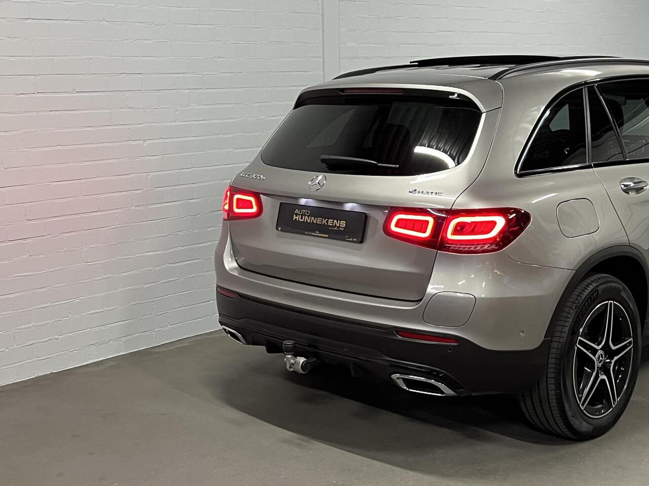 Mercedes-Benz GLC-KLASSE 300e 4MATIC AMG | Trekhaak | Open dak | Camera | Stoelverwarming | Memory | Cruise control | Carplay