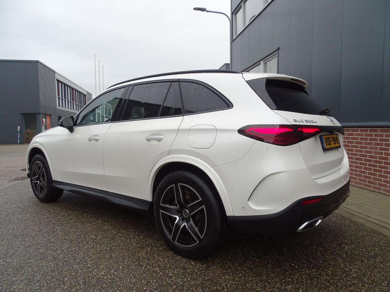 Mercedes-Benz GLC-KLASSE 300e 4MATIC AMG Line AMG LINE | NIGHT PAKKET | LUCHTVERING | ADAPTIVE CRUISE CONTROL | 360 CAMERA | SFEERVERLICHTING | PANORAMADAK | ELEKTRISCHE STOELEN | STOELVERWARMING | ELEKTRISCH ACHTERKLEP