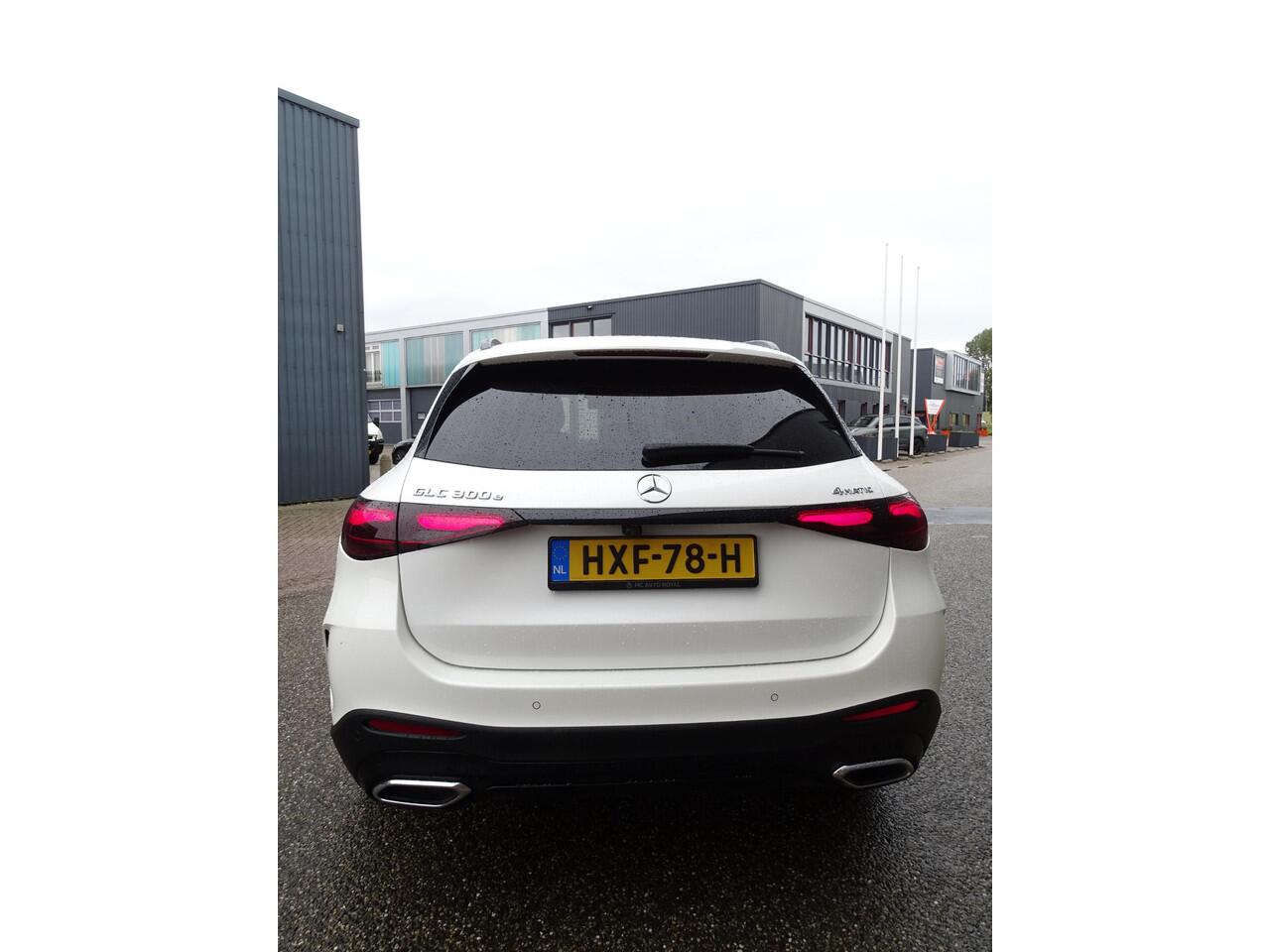 Mercedes-Benz GLC-KLASSE 300e 4MATIC AMG Line AMG LINE | NIGHT PAKKET | LUCHTVERING | ADAPTIVE CRUISE CONTROL | 360 CAMERA | SFEERVERLICHTING | PANORAMADAK | ELEKTRISCHE STOELEN | STOELVERWARMING | ELEKTRISCH ACHTERKLEP