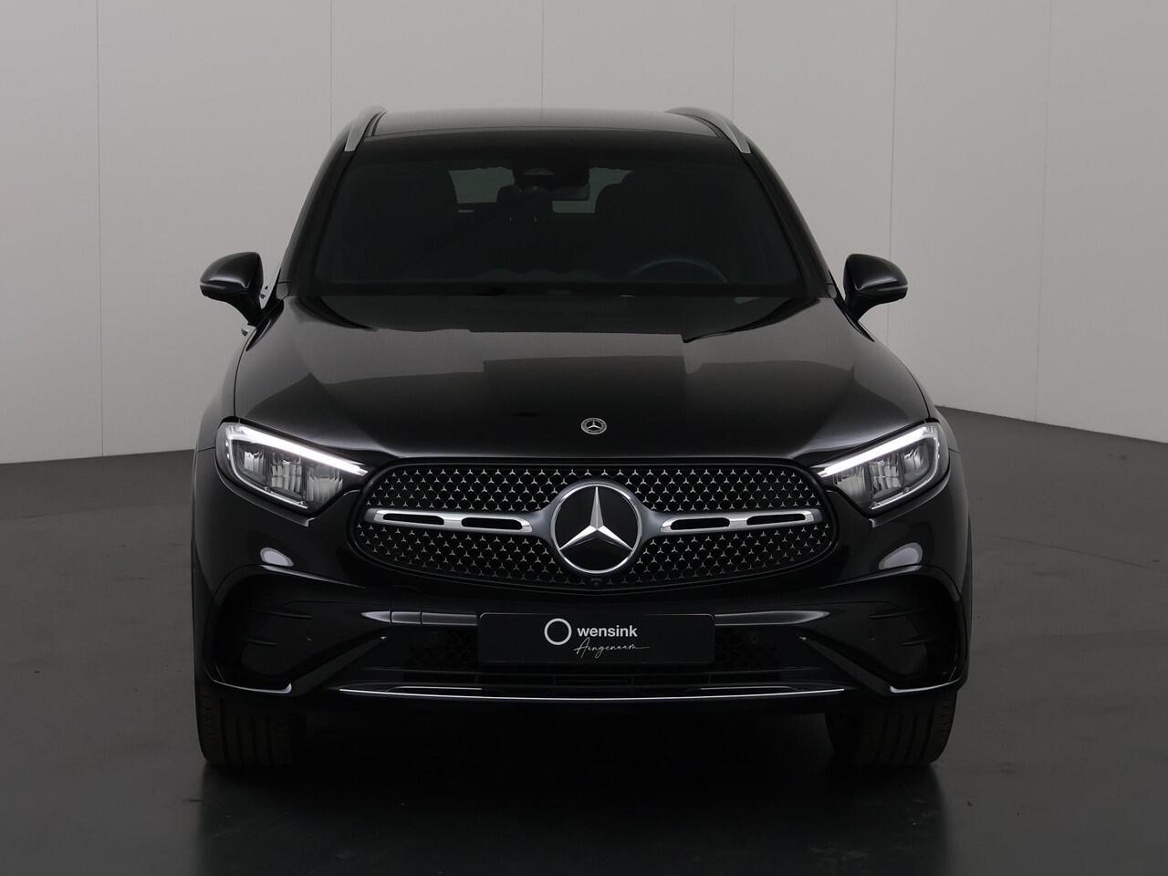 Mercedes-Benz GLC-KLASSE 300e 4MATIC AMG Line | AMG | Panoramadak | Trekhaak | | Sfeerverlichting | Apple carplay / Android auto | Adaptive cruise control | 360°C Camera |