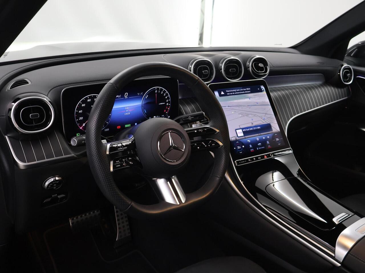 Mercedes-Benz GLC-KLASSE 300e 4MATIC AMG Line | AMG | Panoramadak | Trekhaak | | Sfeerverlichting | Apple carplay / Android auto | Adaptive cruise control | 360°C Camera |