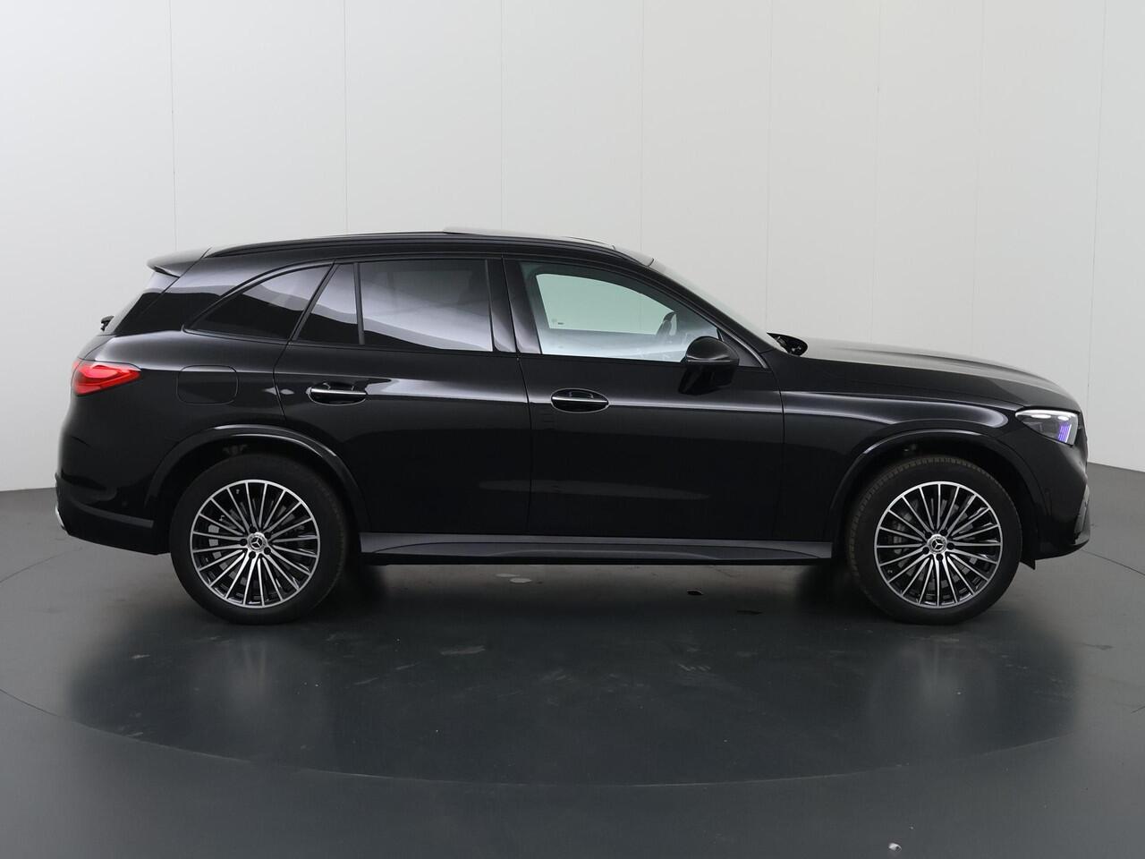 Mercedes-Benz GLC-KLASSE 300e 4MATIC AMG Line | AMG | Night | Panoramadak | Trekhaak | 360 graden camera | Memory | Digital Light | Sfeerverlichting |