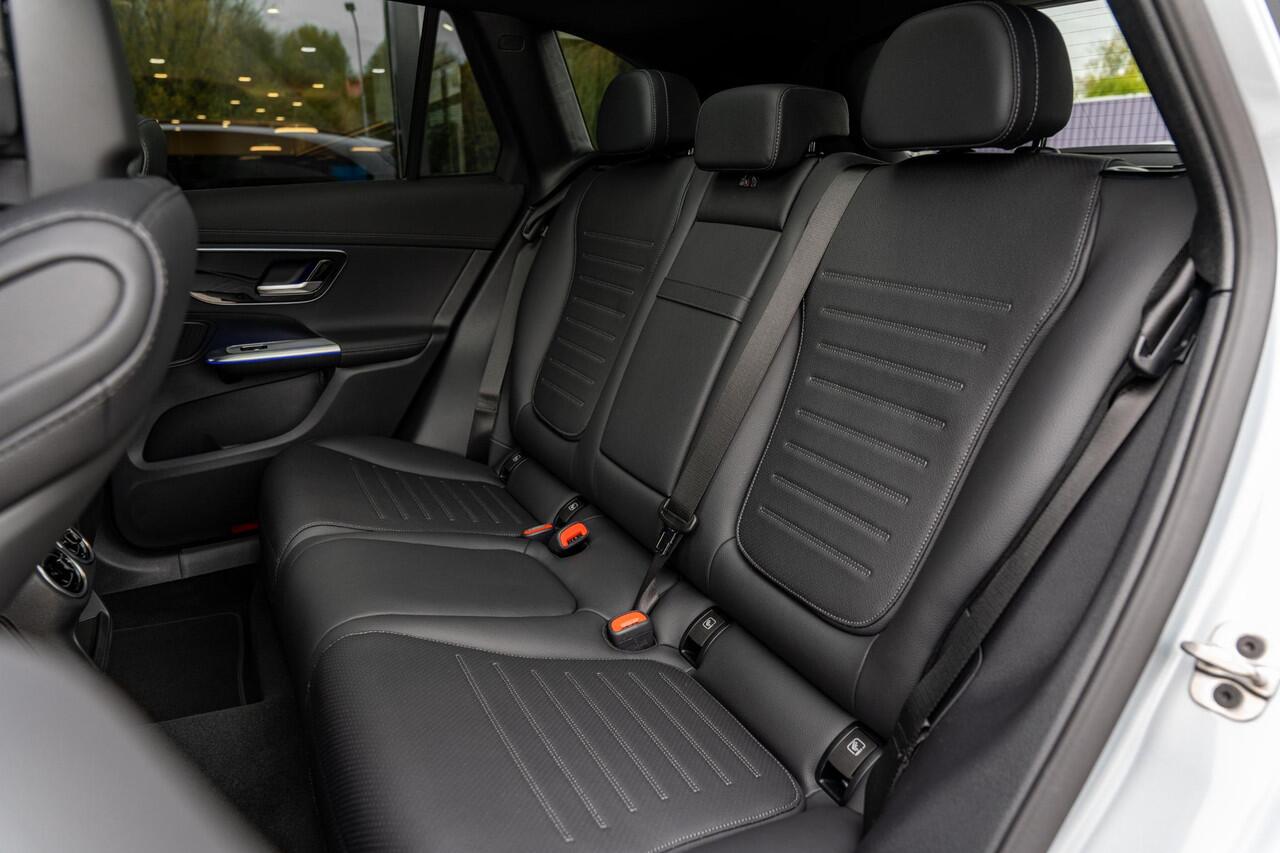 Mercedes-Benz GLC-KLASSE 300e 4MATIC Sport Edition | Panoramaschuifdak | Premium pakket | Nightpakket | 360° camera | Dodehoekassistent | DIGITAL LIGHT | Trekhaak |