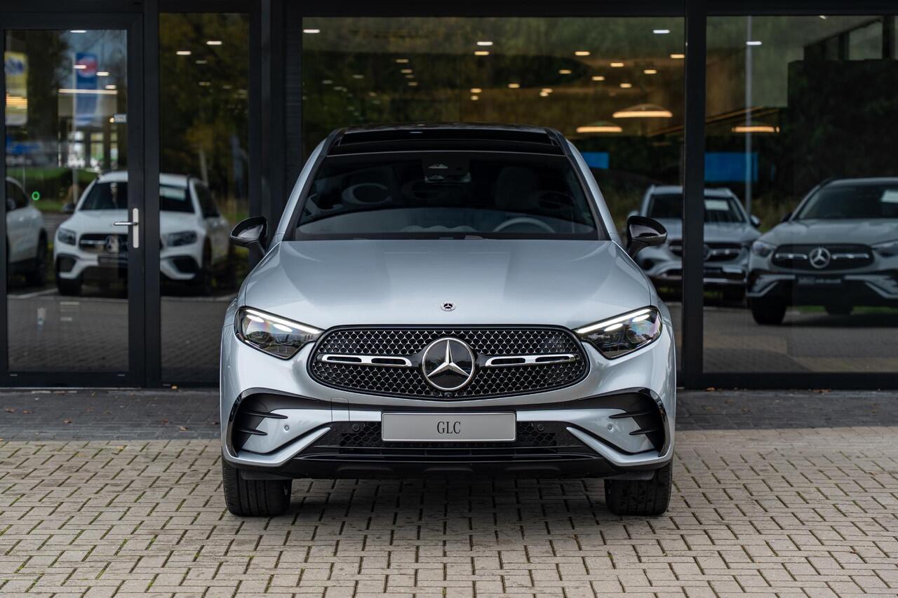 Mercedes-Benz GLC-KLASSE 300e 4MATIC Sport Edition | Panoramaschuifdak | Premium pakket | Nightpakket | 360° camera | Dodehoekassistent | DIGITAL LIGHT | Trekhaak |