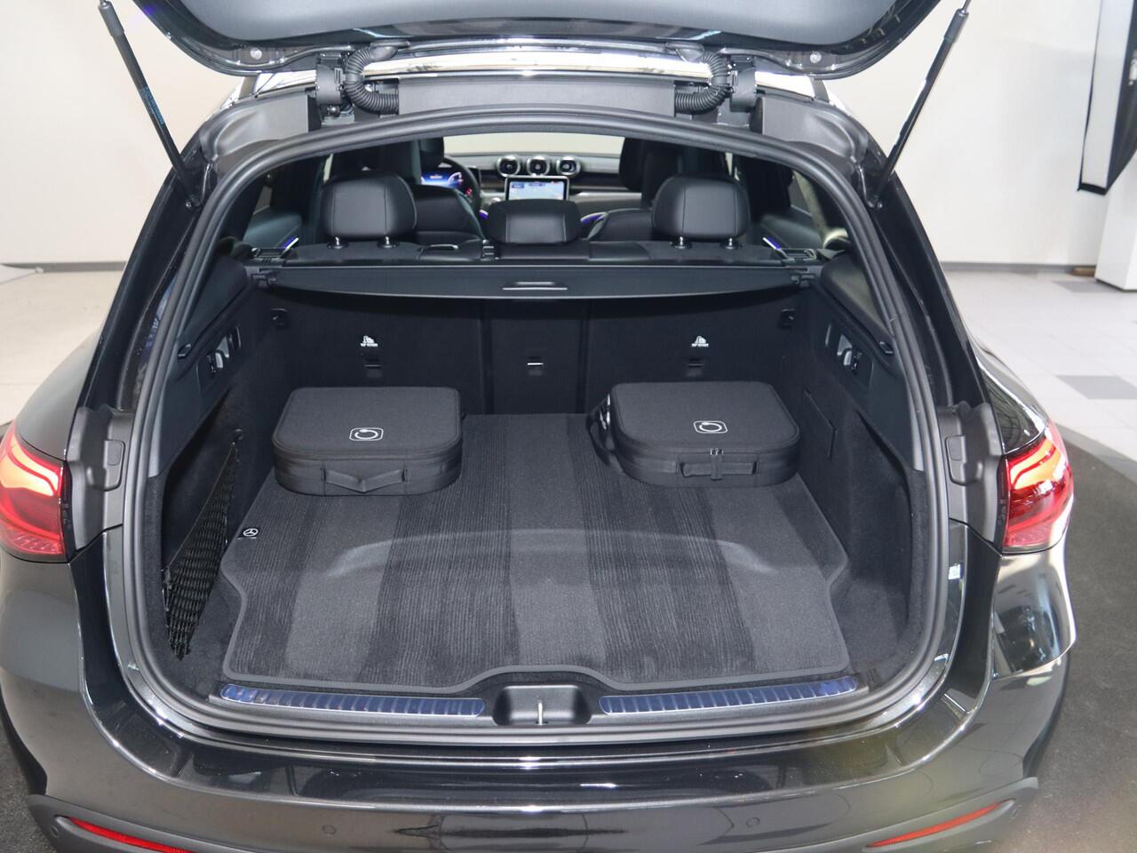 Mercedes-Benz GLC-KLASSE 300e 4MATIC Sport Edition | Night | Panoramaschuifdak | 360° camera | Dodehoekassistent | DIGITAL LIGHT |