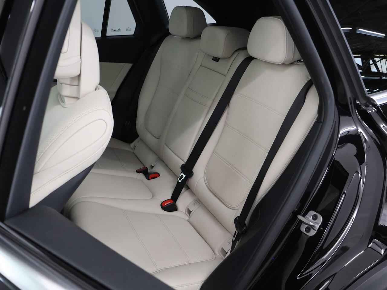 Mercedes-Benz GLC-KLASSE 300e 4MATIC Luxury Line | Beige bekleding | Rij assistentie pakket | Trekhaak | Panoramadak | 360 camera |