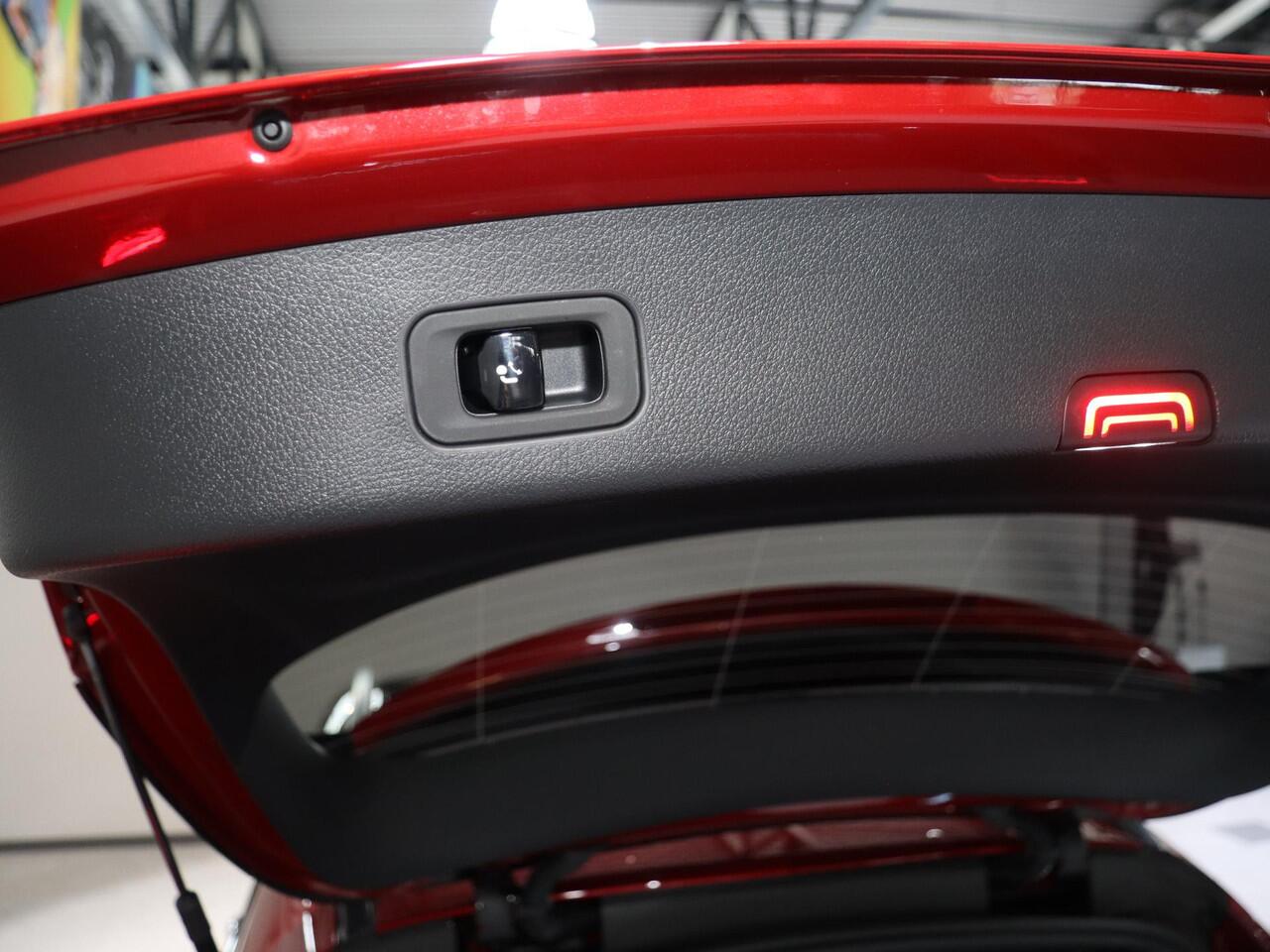 Mercedes-Benz GLC-KLASSE 300e 4MATIC Sport Edition | Panoramaschuifdak | Premium pakket | Trekhaak | 20" AMG-velgen |