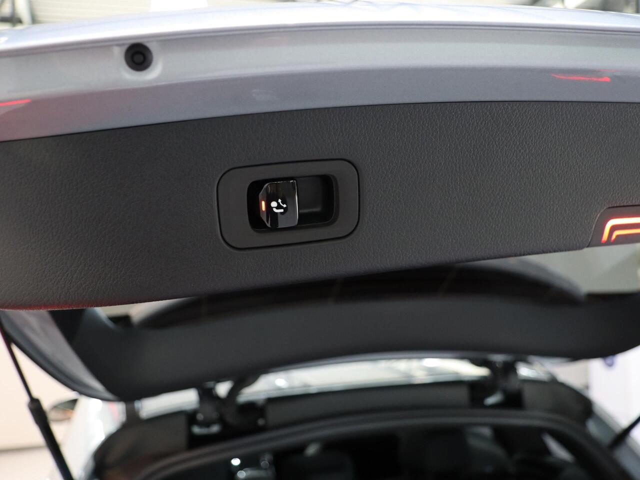 Mercedes-Benz GLC-KLASSE 300e 4MATIC Sport Edition | Panoramaschuifdak | Premium pakket | Nightpakket | Trekhaak | 360° camera | Dodehoekassistent | DIGITAL LIGHT |