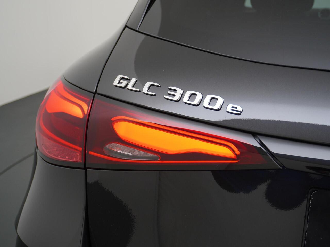 Mercedes-Benz GLC-KLASSE 300e 4MATIC Sport Edition | Massagestoelen Voorin | Luchtvering | Achterasbesturing 4.5° | Distronic Cruise Control | Memoryseats | Trekhaak Wegklapbaar | Head-Up Display | 360° Camera