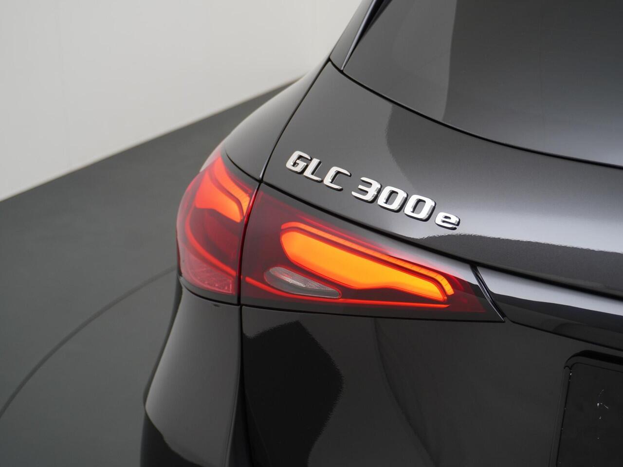 Mercedes-Benz GLC-KLASSE 300e 4MATIC Sport Edition | Panorama - Schuifdak | Memorystoelen | Apple Carplay & Android Auto | Digital Light | Niveauregeling | 360° Camera | Nightpakket | Sfeerverlichting