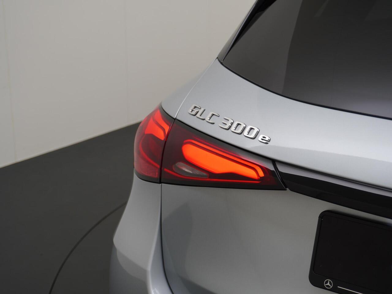 Mercedes-Benz GLC-KLASSE 300e 4MATIC Sport Edition | Panorama - Schuifdak | Trekhaak Wegklapbaar | Digital Light | Niveauregeling | 360° Camera | Memorystoelen | Apple Carplay & Android Auto