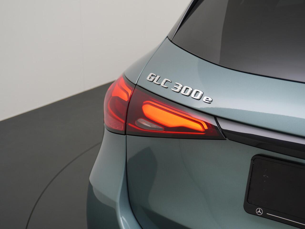 Mercedes-Benz GLC-KLASSE 300e 4MATIC Sport Edition | Panorama - Schuifdak | Stoelverwarming Voorin | 360° Camera | Niveauregeling | Memorystoelen | Digital Light | Apple Carplay & Android Auto | Sfeerverlichting