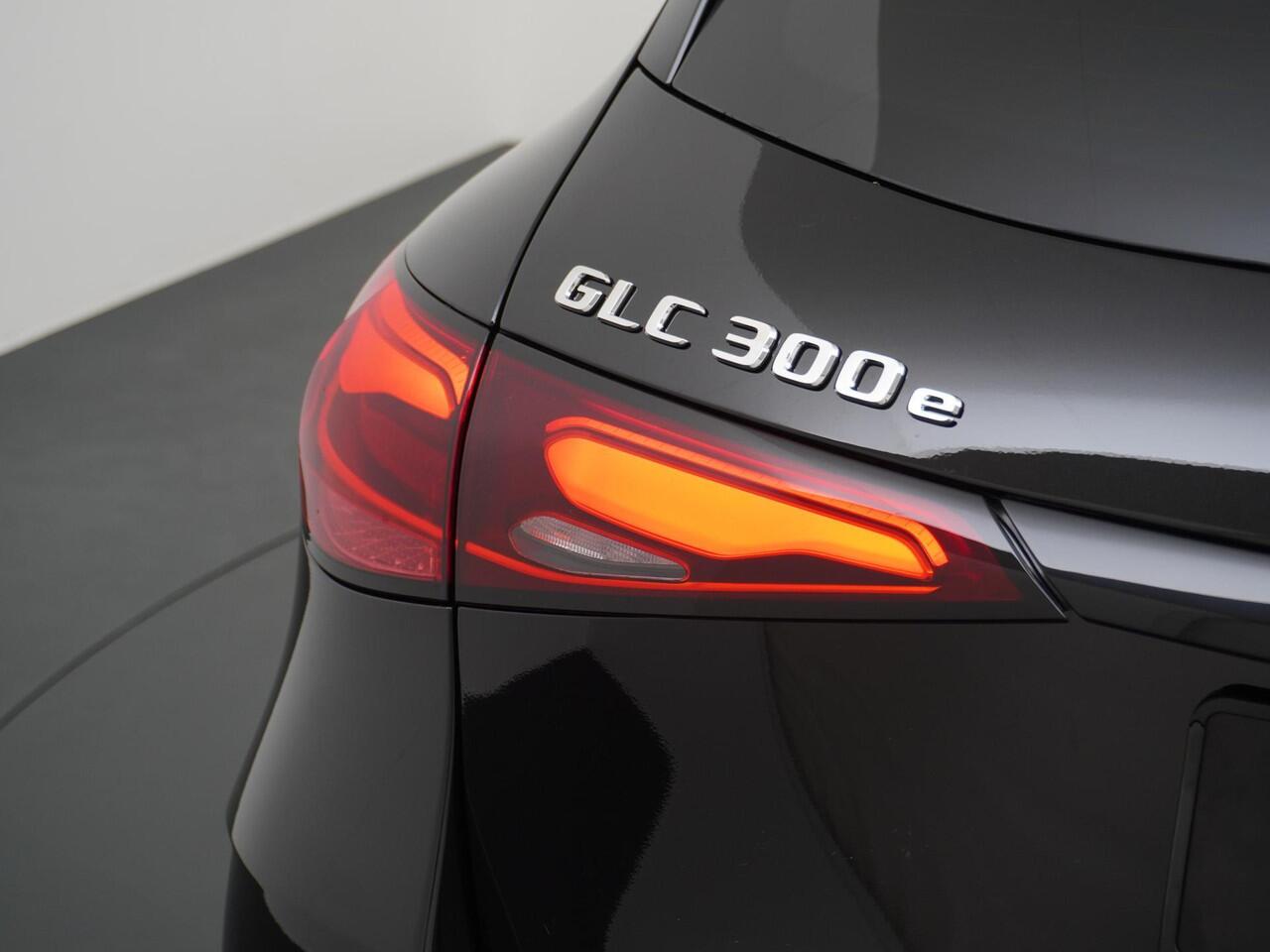 Mercedes-Benz GLC-KLASSE 300e 4MATIC Sport Edition | Massagestoelen Voorin | Luchtvering | Achterasbesturing | Distronic Cruise Control | Memorystoelen | Panorama - Schuifdak | Head-Up Display | Burmester Surround Sound