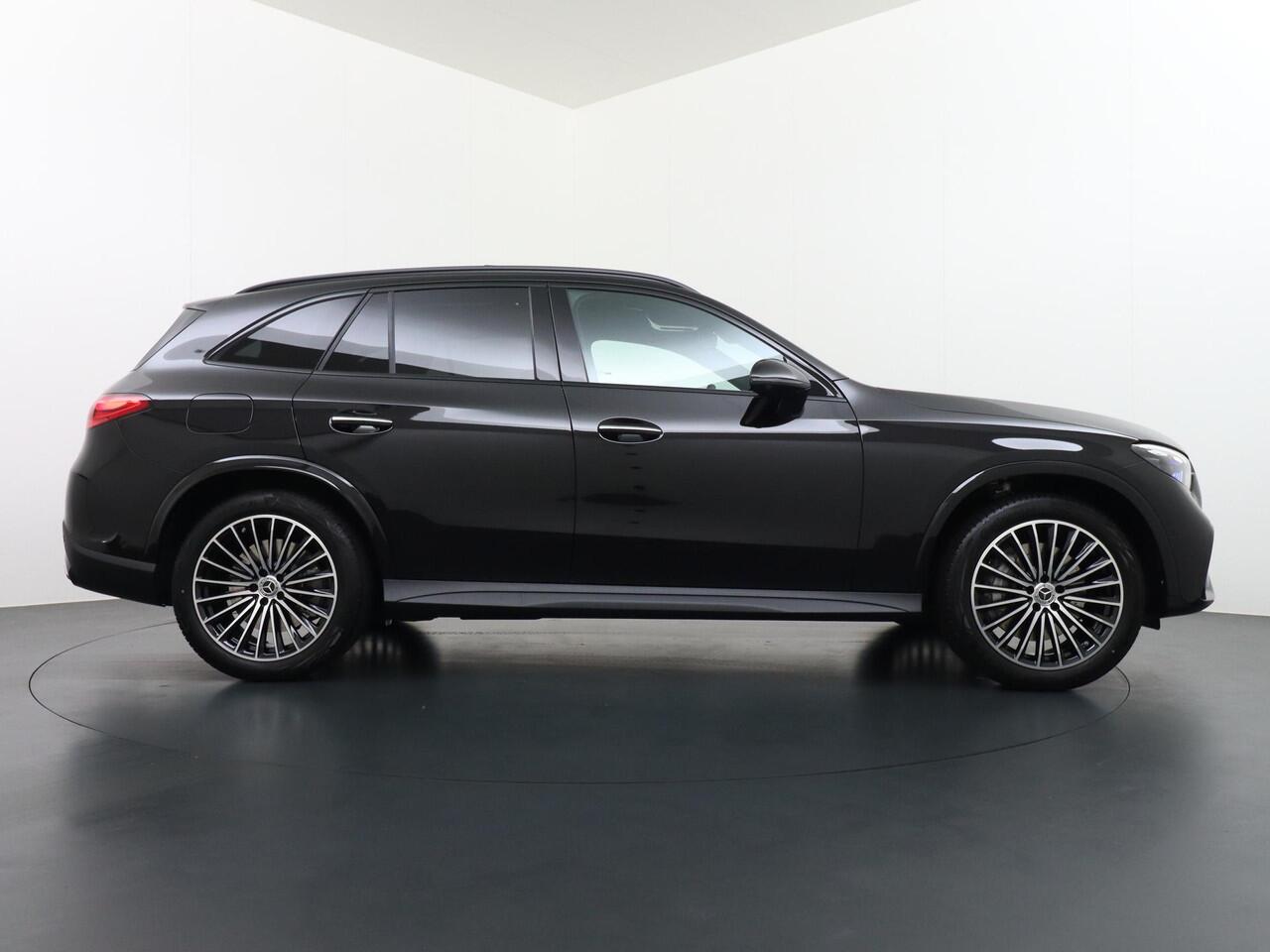 Mercedes-Benz GLC-KLASSE 300e 4MATIC Sport Edition | Massagestoelen Voorin | Luchtvering | Achterasbesturing | Distronic Cruise Control | Memorystoelen | Panorama - Schuifdak | Head-Up Display | Burmester Surround Sound