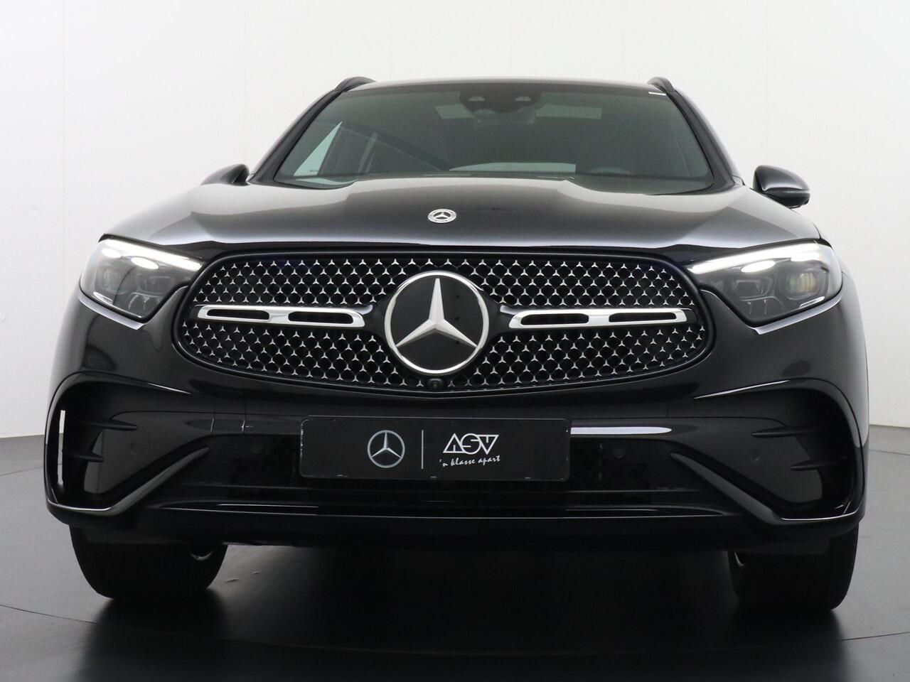 Mercedes-Benz GLC-KLASSE 300e 4MATIC Sport Edition | Massagestoelen Voorin | Luchtvering | Achterasbesturing | Distronic Cruise Control | Memorystoelen | Panorama - Schuifdak | Head-Up Display | Burmester Surround Sound