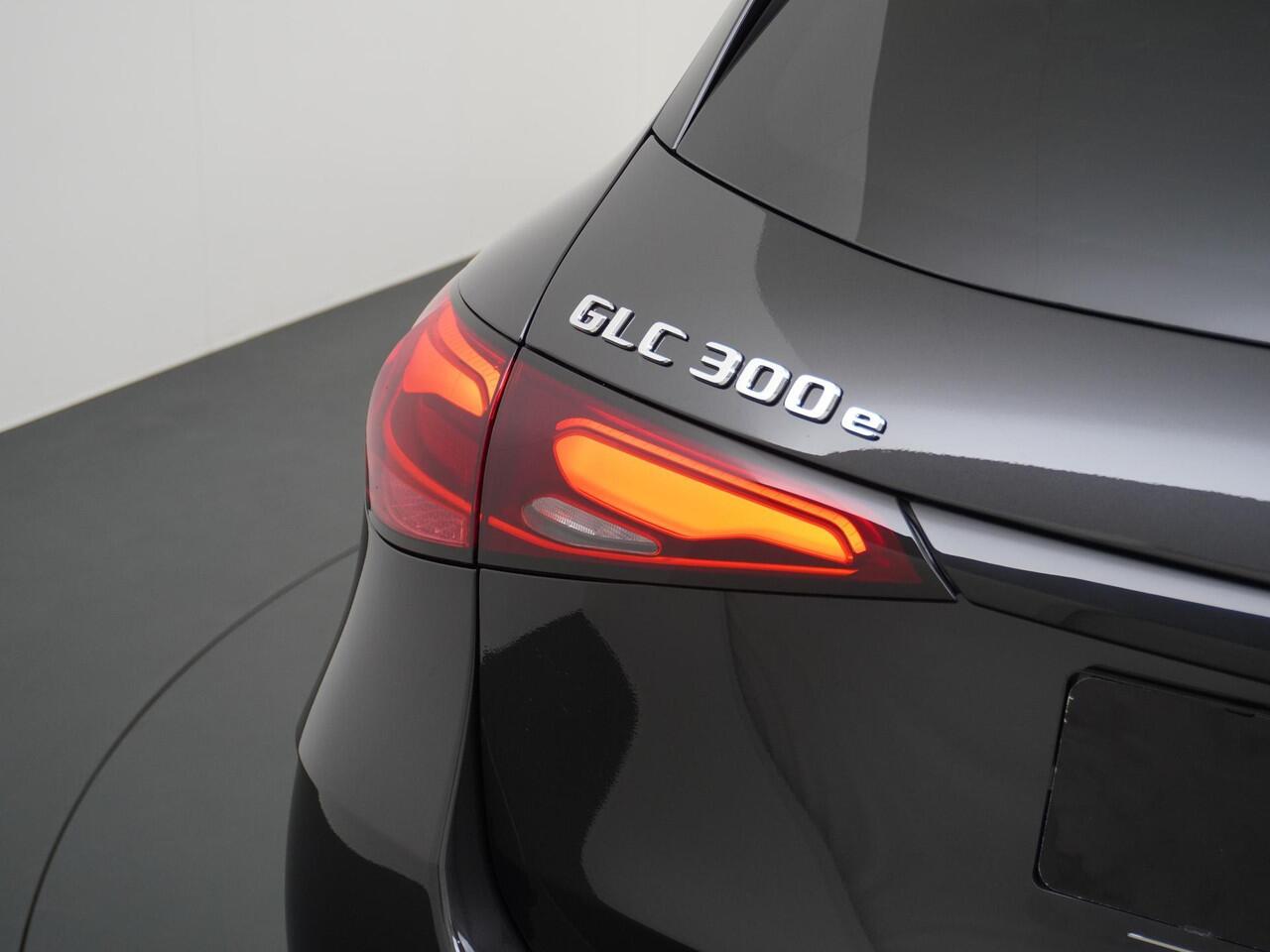 Mercedes-Benz GLC-KLASSE 300e 4MATIC Sport Edition | Distronic Cruise Control | Massagestoelen Voorin | Memoryseats | Panorama - Schuifdak | Head-Up Display | 360° Camera | Burmester Surround Sound