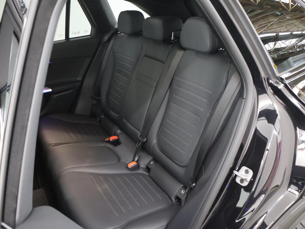 Mercedes-Benz GLC-KLASSE 300e 4MATIC Sport Edition | Panoramaschuifdak | Premium pakket | Nightpakket | 360° camera | Dodehoekassistent | DIGITAL LIGHT |