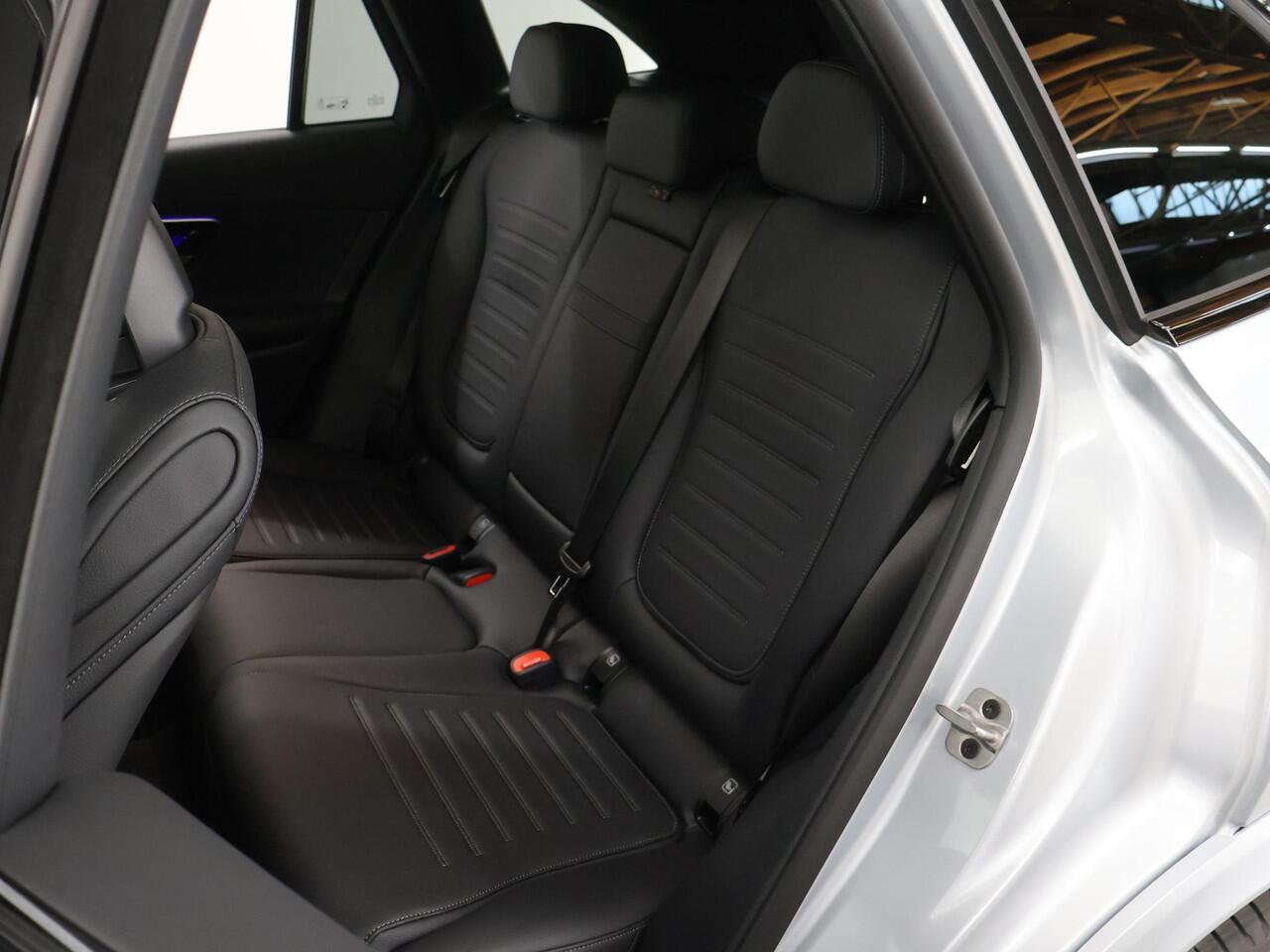 Mercedes-Benz GLC-KLASSE 300e 4MATIC Sport Edition | Panoramaschuifdak | Premium pakket | Nightpakket | 360° camera | Dodehoekassistent | DIGITAL LIGHT |