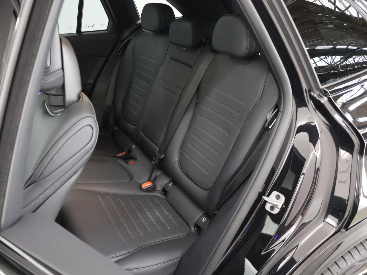 Mercedes-Benz GLC-KLASSE 300e 4MATIC Sport Edition | Panoramaschuifdak | Premium pakket | Nightpakket | 360° camera | Dodehoekassistent | DIGITAL LIGHT |