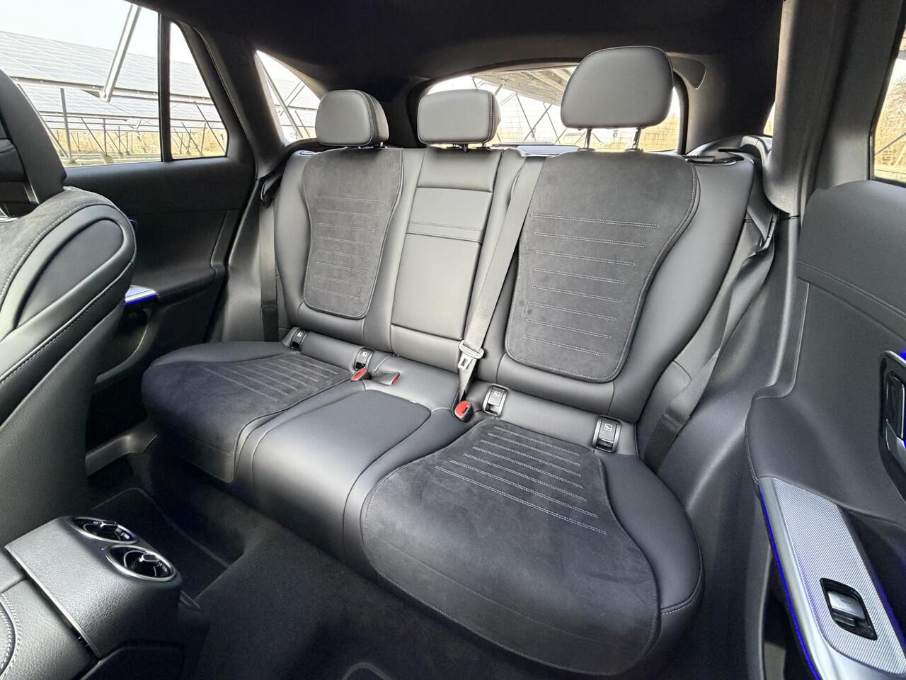 Mercedes-Benz GLC-KLASSE 300e 4MATIC Sport Edition | Night | Panoramaschuifdak | Premium pakket | 360° camera | Dodehoekassistent | DIGITAL LIGHT |
